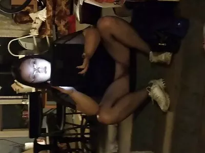 Morena montando um pau de plástico fazendo um tratamento filme pornô homem e mulher facial