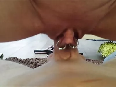Chick abre os lábios de sua filme pornô de mulher velha boceta