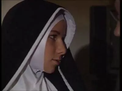 Tão linda namorada morena se fode com força no cuzinho lindo pelo filme pornô de mulher de programa cara dele
