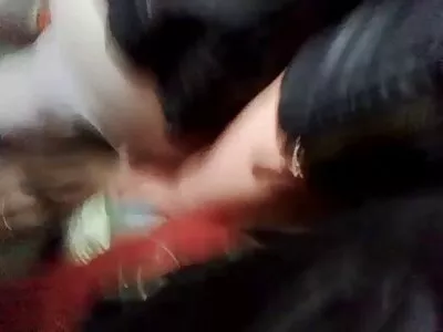Uma adolescente bonita usa mulher filme pornô brinquedos na boceta