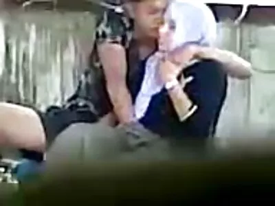 Uma garota está sendo fodida filme pornô com mulher morena estilo cachorrinho