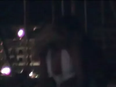 Uma adolescente com cabelo loiro está com o vibrador pegajoso com suco de filme pornô duas xoxota