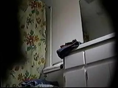 Tão linda esposa morena faz uma sessão de merda no quarto, filme pornô homem comendo mulher à força aproveite