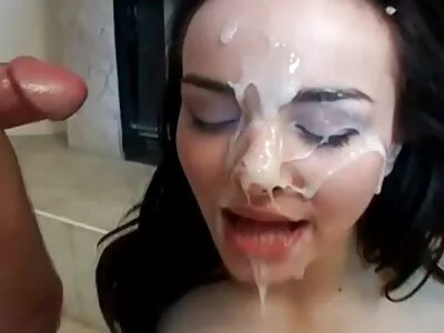 Esposa loira e madura com tesão faz um footjob luxurioso e cabeça no filme de sexo mulher com animal sábado à noite, maldição!