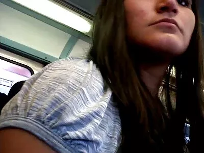 Uma loira com cabelo trançado entra no chat na filme pornô mulher transando com boi câmera