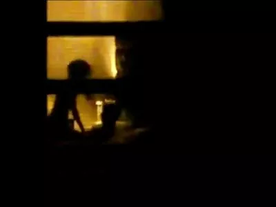 Gata mulher filme de pornô de cabelos cacheados amamentando uma vara raspada