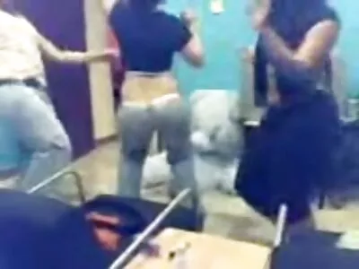Esposa tão linda morena fazer um boquete gostoso e depois punheta gozada quero ver filme de pornô de mulher virgem seios manchados