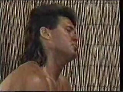 Loira de cabelo filme de sexo entre duas mulheres curto se masturbando