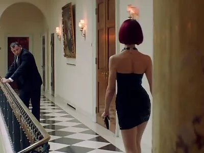 Uma gostosa segurando um filme de pornô de mulher negra pica-pau