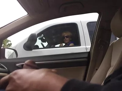 Garota de vídeo pornô grátis mulher traindo o marido olhos azuis chupando um pau