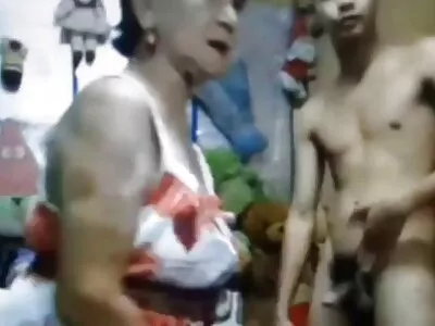 Modelo de webcam nu filme pornô entre homem e mulher se masturbando
