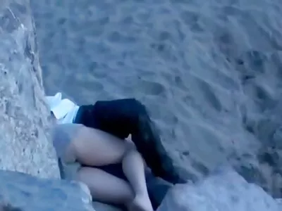 Uma garota vídeo de pornô de mulher de 30 anos está beijando um pau duro