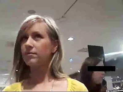 Uma loira quero ver filme pornográfico mulher com mulher gostosa está lambendo um pau