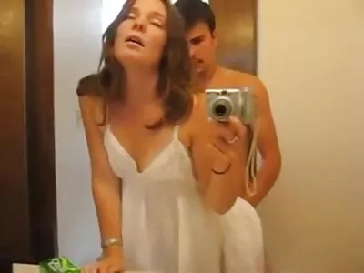 Linda loira milf com óculos filme pornô de mulher grávida escuros fazendo uma chupada horrível domingo à tarde