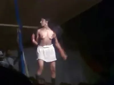 Chick está colocando seu vídeo pornô mulher japonesa vibrador