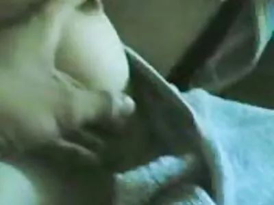 Morena está lidando filme pornô de mulher de 40 anos com um grande galo