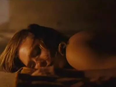 Linda garota vídeo pornô moça virgem foi cercada por uma parede de galos