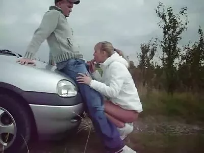 Doggystyle vídeo de pornô mulher virgem foda na natureza