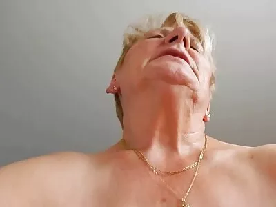 Sexo com uma gostosa e filme de pornô de mulher de 18 anos gozada no corpo