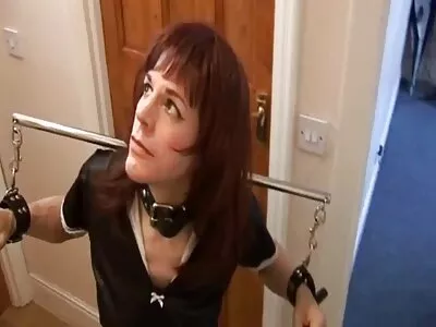 Garota ébano sentada em um filme pornô de mulher grávida vibrador