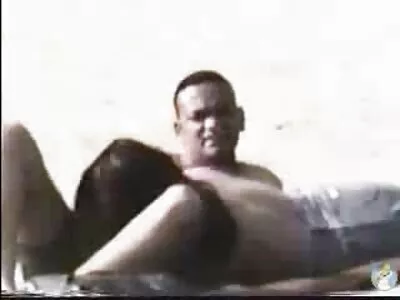 Gostosa de cabelos escuros tirando as meias filme pornô de mulher melancia