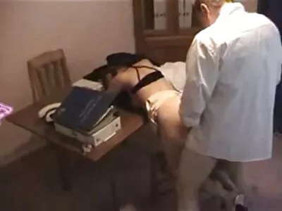 Gata alemã com uma filme pornô só de mulher nua salsicha na bunda