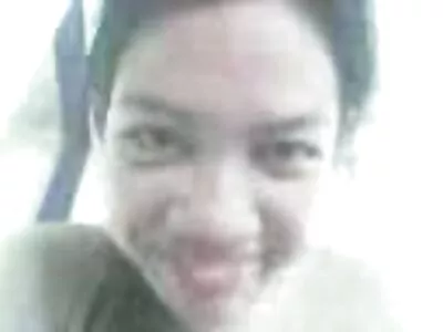 Babe com um magro filme de pornô a mulher mais gostosa espera ficando nu