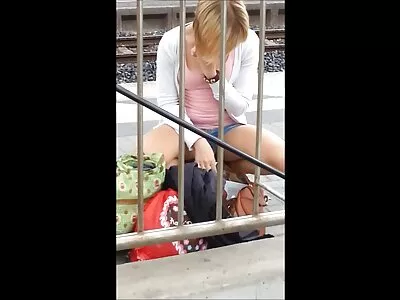 Duas garotas estão com um cara filme de pornô de mulher velha
