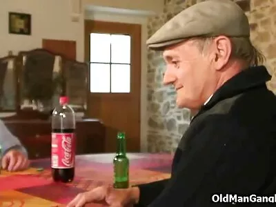 Vadia de seios grandes filme de pornô homem estrupando mulher brincando com seus buracos suculentos