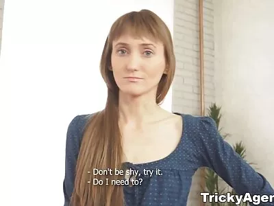 Morena segurando um filme pornô com mulher transando grande consolo
