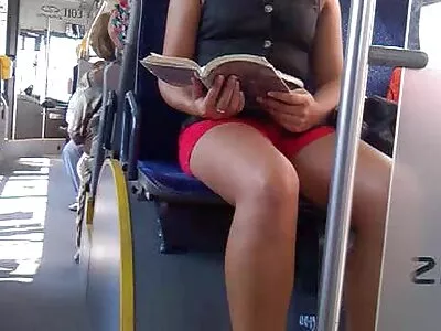 Linda garota pequena enlouquece filme pornô homem transando com cachorro com um enorme dong