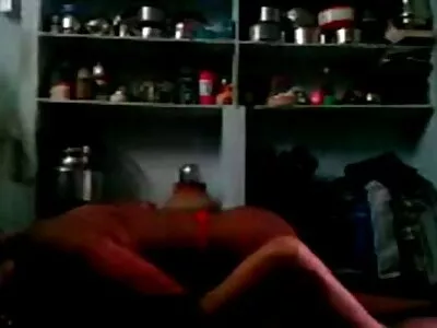 Mulher nua sorri enquanto se filme pornô com a mulher melancia exibe