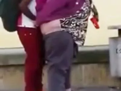 Uma filme pornô com mulher melancia loira magra com seios bonitos é provocada na câmera