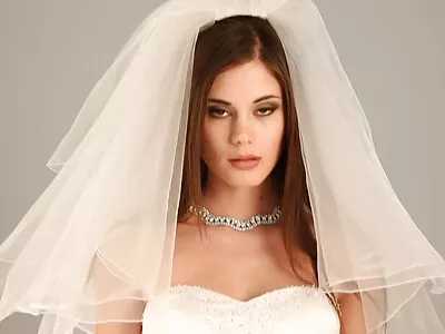 Garota em uma roupa de coelho se masturba filme de pornô com mulher gorda