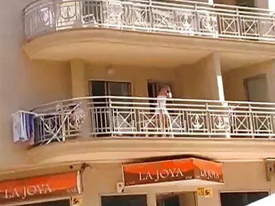 Casal louco faz filme pornô de mulher com mulher transando uma diversão sexual arriscada ao ar livre em uma floresta pública, puta merda!