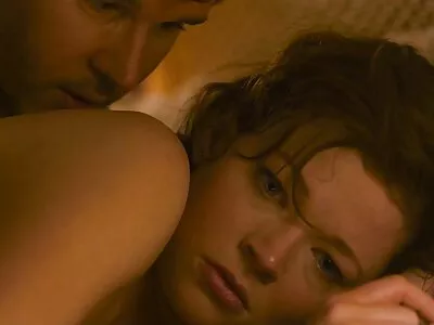 A pequena morena filme pornô mulher velha está abrindo as pernas