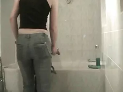 Morena vídeo pornô só de mulher virgem de seios pequenos em um trio gostoso