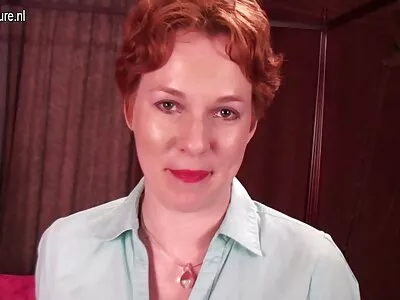 Tão linda namorada loira dá um baita chupada quando os pais dormem, droga! vídeo de pornô com mulher brasileira
