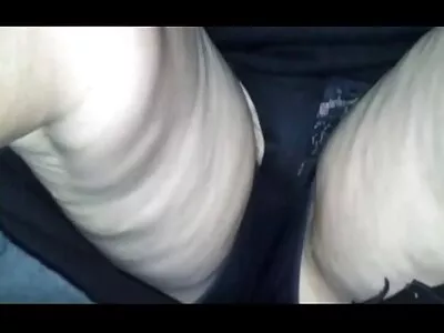 Uma loira está brincando com ela mesma mulher fazendo filme de pornô
