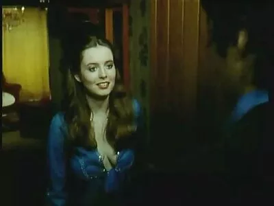 Loira massageando a boceta filme pornô com mulher de idade