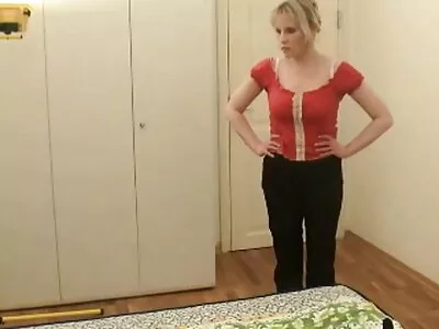 Loira brincando com sua filme porno com mulheres buceta