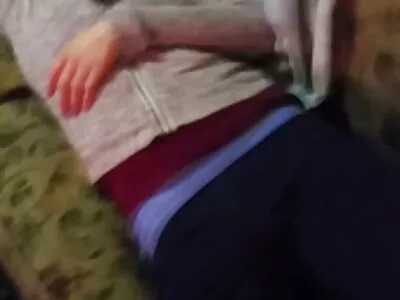 Exposição de filme pornô com mulher nova adultos