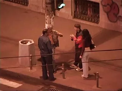 Adolescente fala sujo durante um boquete filme pornô de dois homens