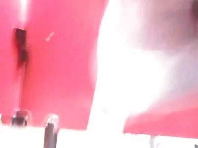 Uma gata com filme pornô cavalo com mulher uma bunda perfeita está sendo fodida com força