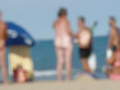 Uma garota filme porno mulheres lindas goza em seus peitos