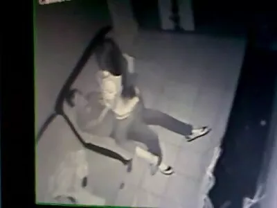 Duas pessoas transando na filme pornô duas mulheres e um homem cama
