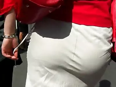 Duas pessoas se divertem na filme de sexo de cavalo com mulher praia