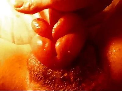 Mulher vídeo de pornô da mulher brasileira gostosa aperta os mamilos