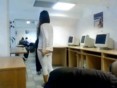 A vagabunda magra está as mulheres mais gostosas fazendo filme pornô tirando a blusa